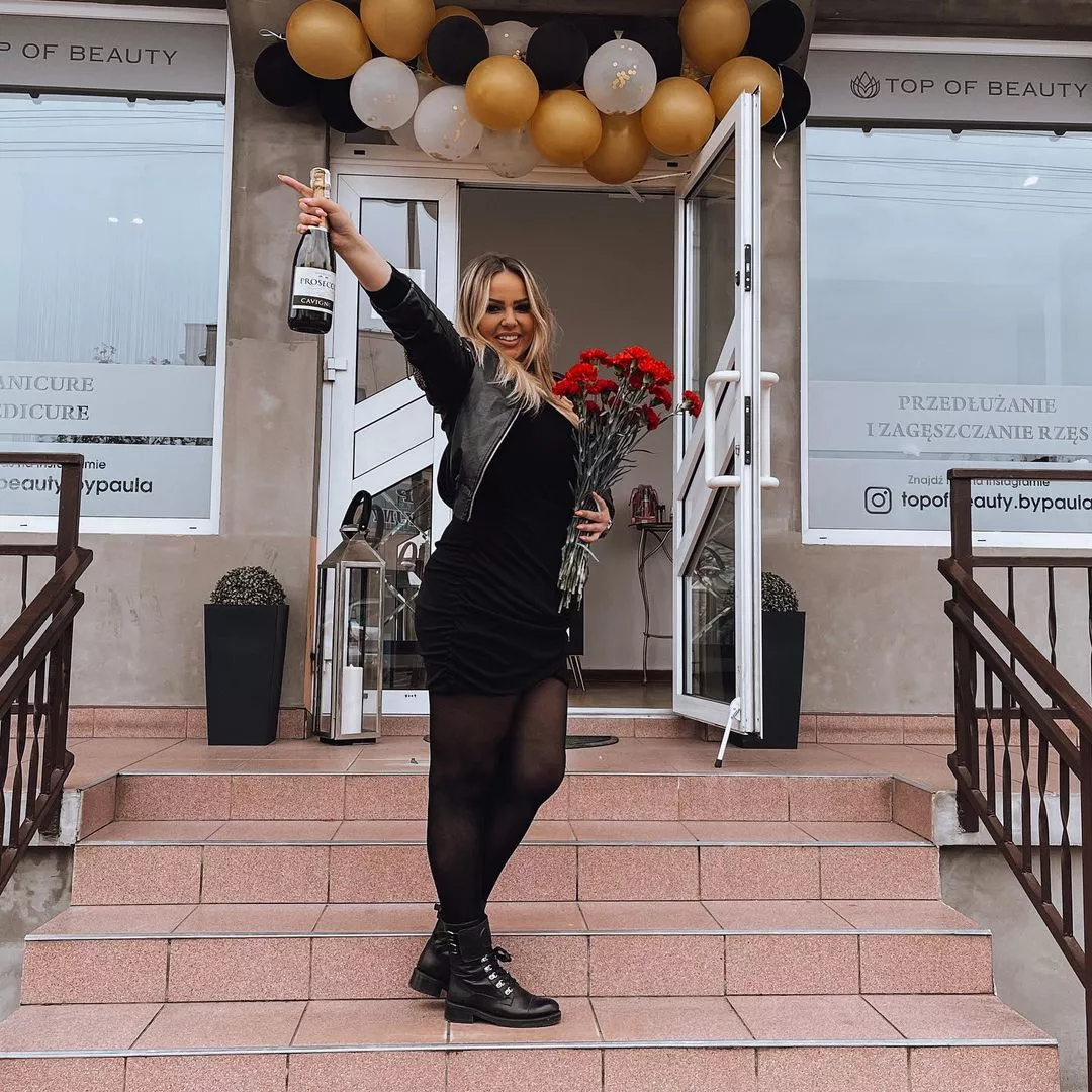 Piękna gwiazda disco polo Paula Karpowicz (Top Girls) otworzyła właśnie własny biznes! Był szampan i kwiaty! 